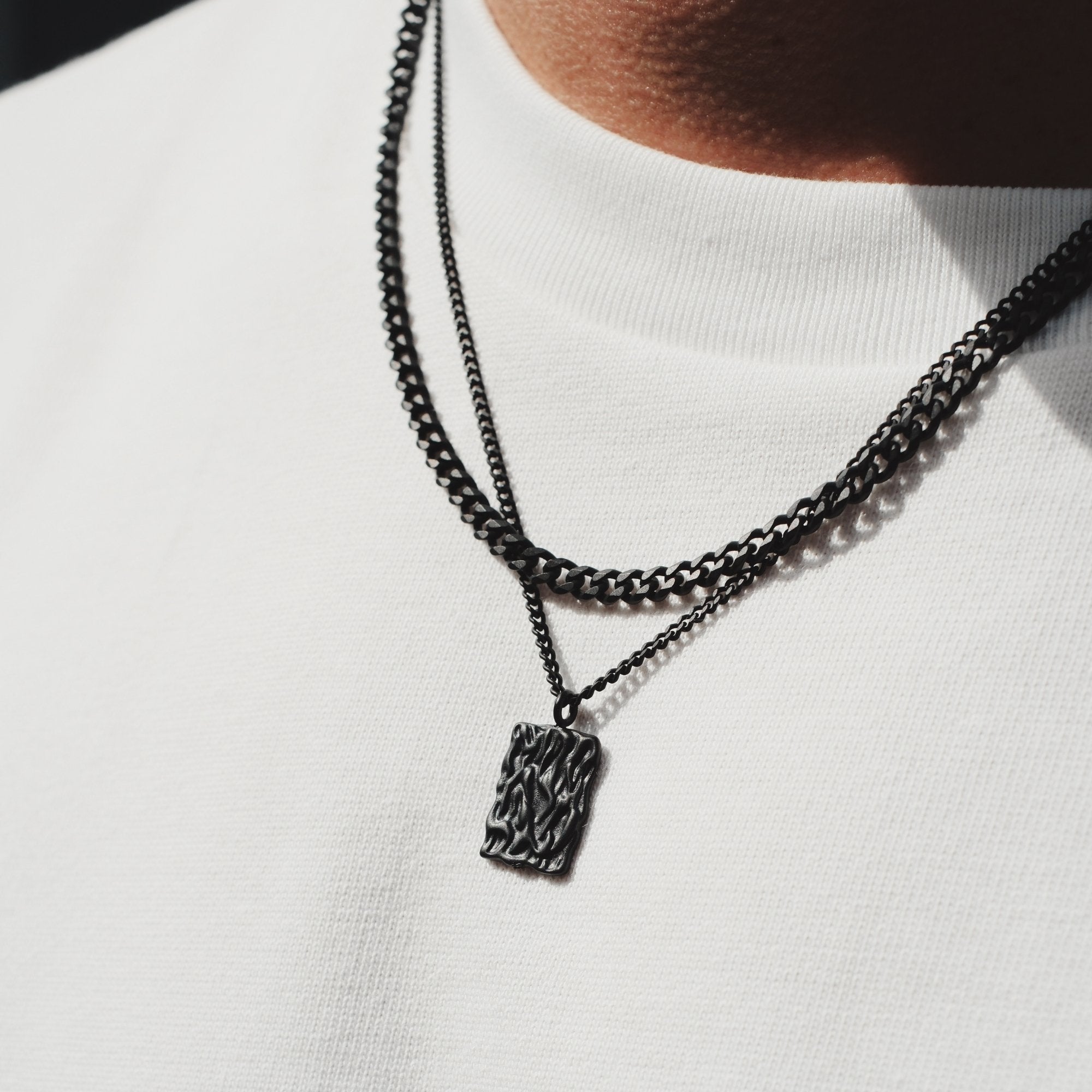 K12 - BLACK WAVY CHAIN