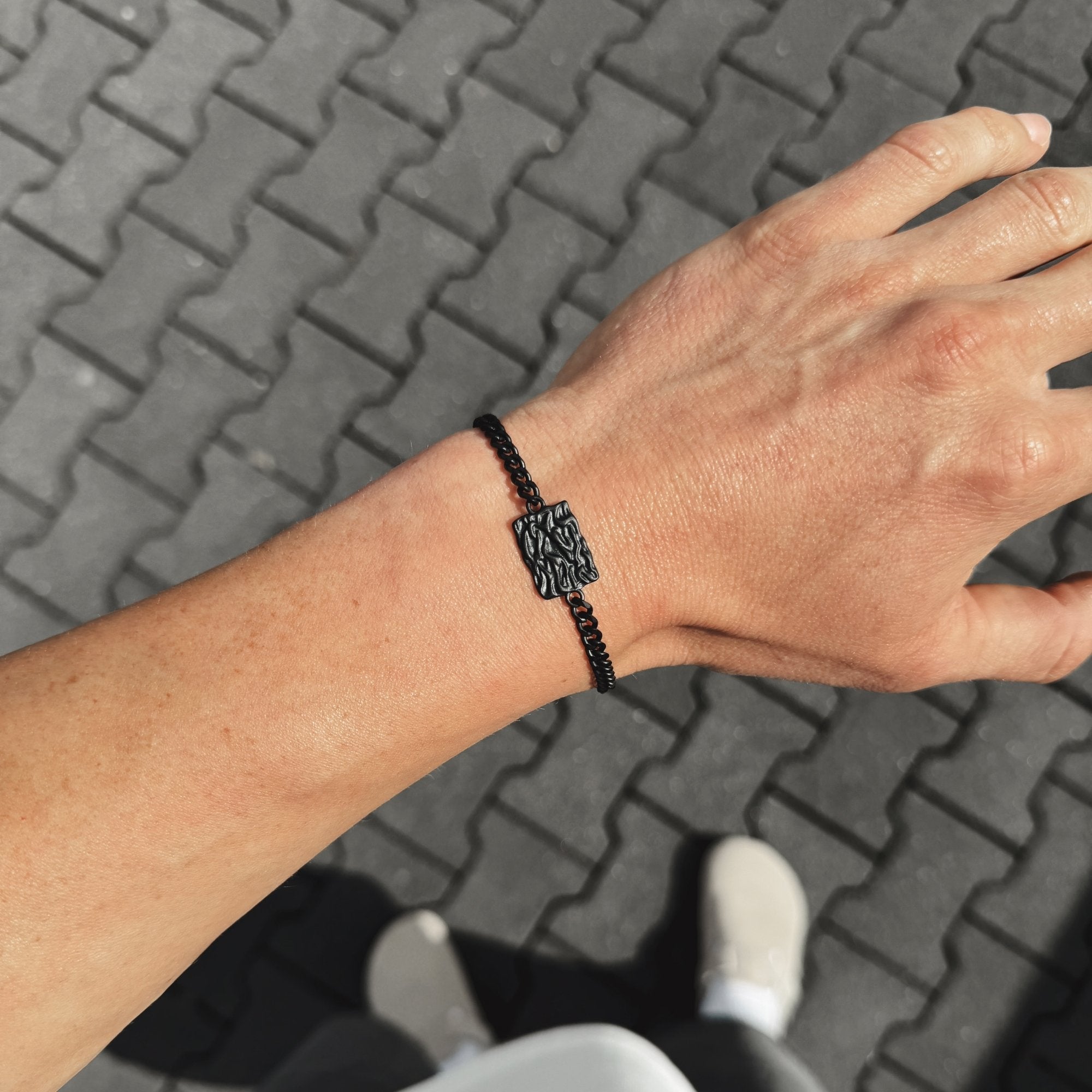 K12 - BLACK WAVY BRACELET