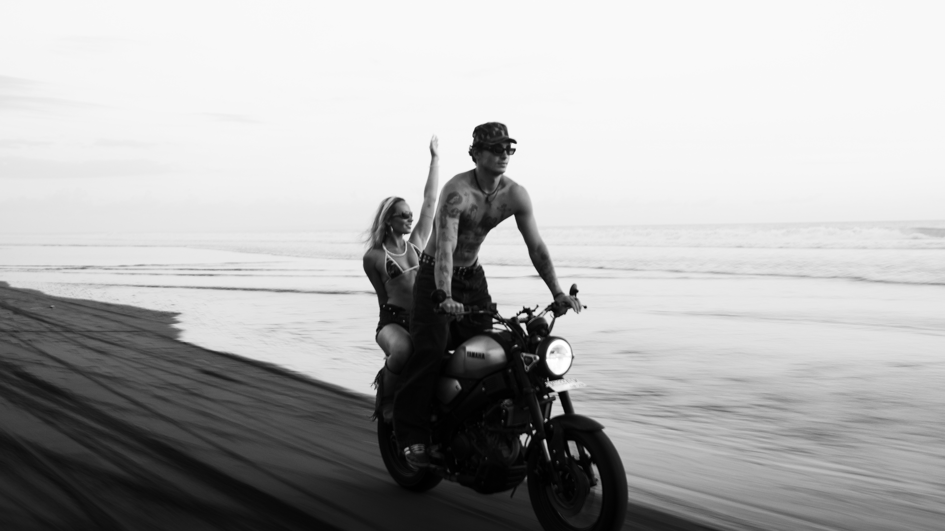 Model trägt Carbon Schmuck von Kohlenstoff-12 während des Kampagnenshootings am Strand von Canggu auf Bali.