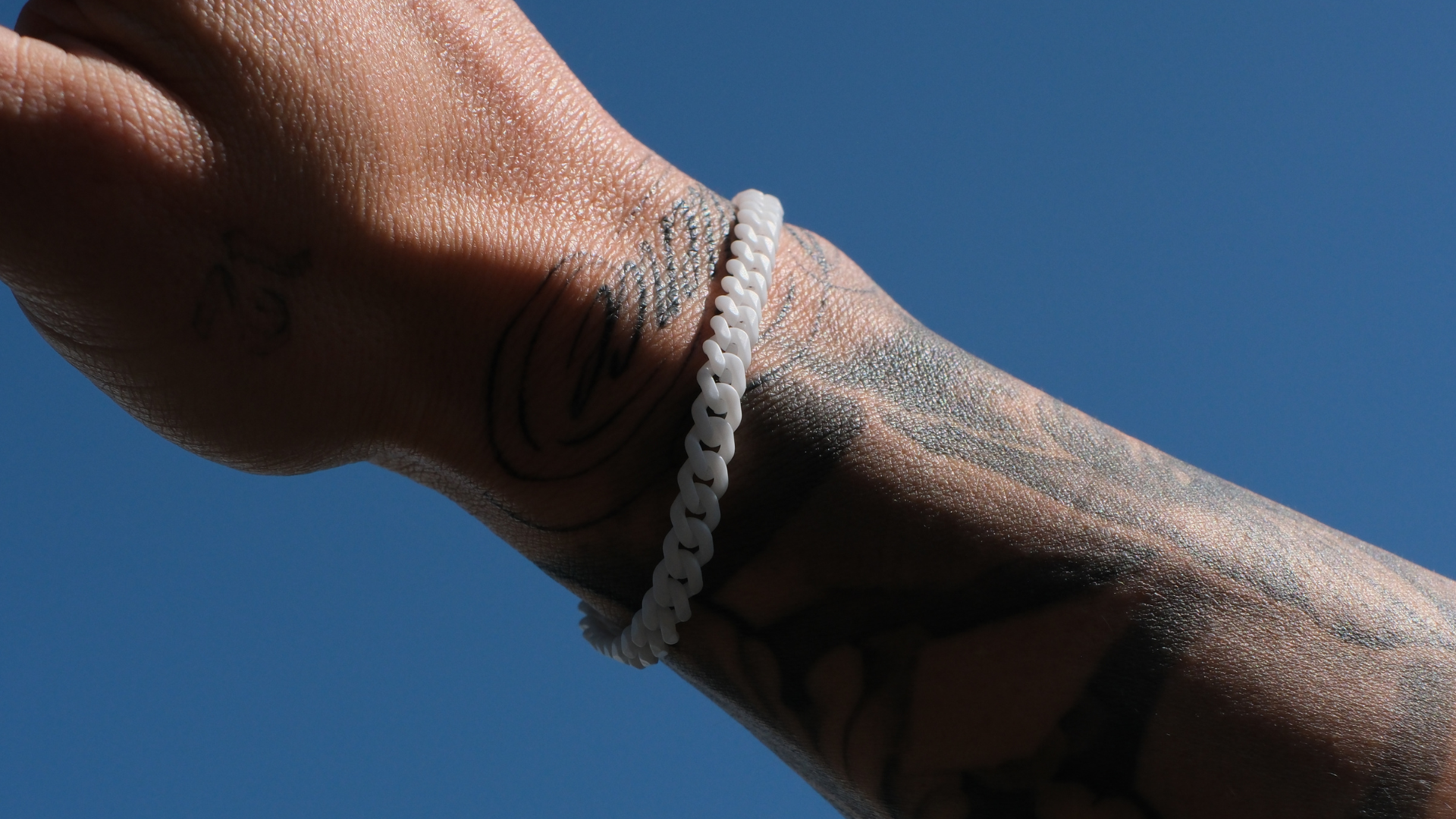 White Collection erweitert: Warum Keramikschmuck der neue Favorit für Männerschmuck ist