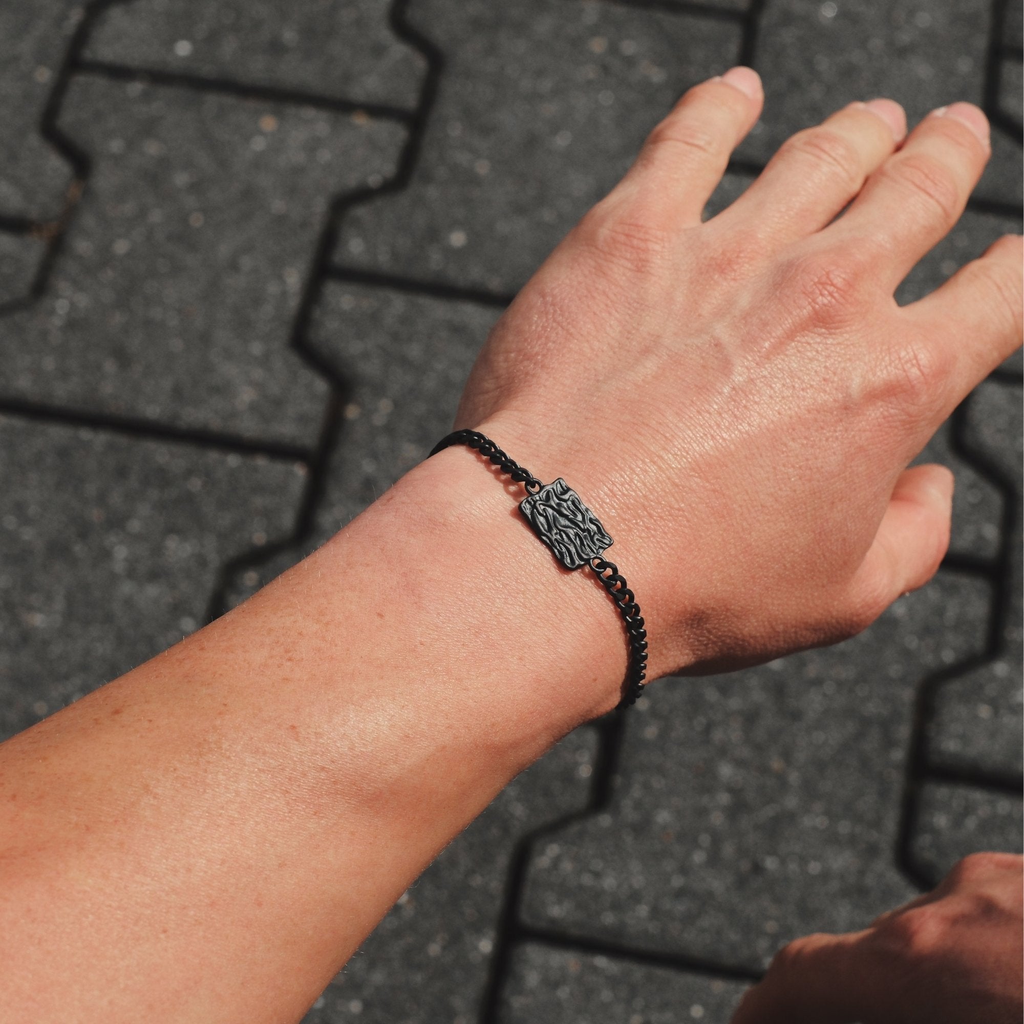 K12 - BLACK WAVY BRACELET