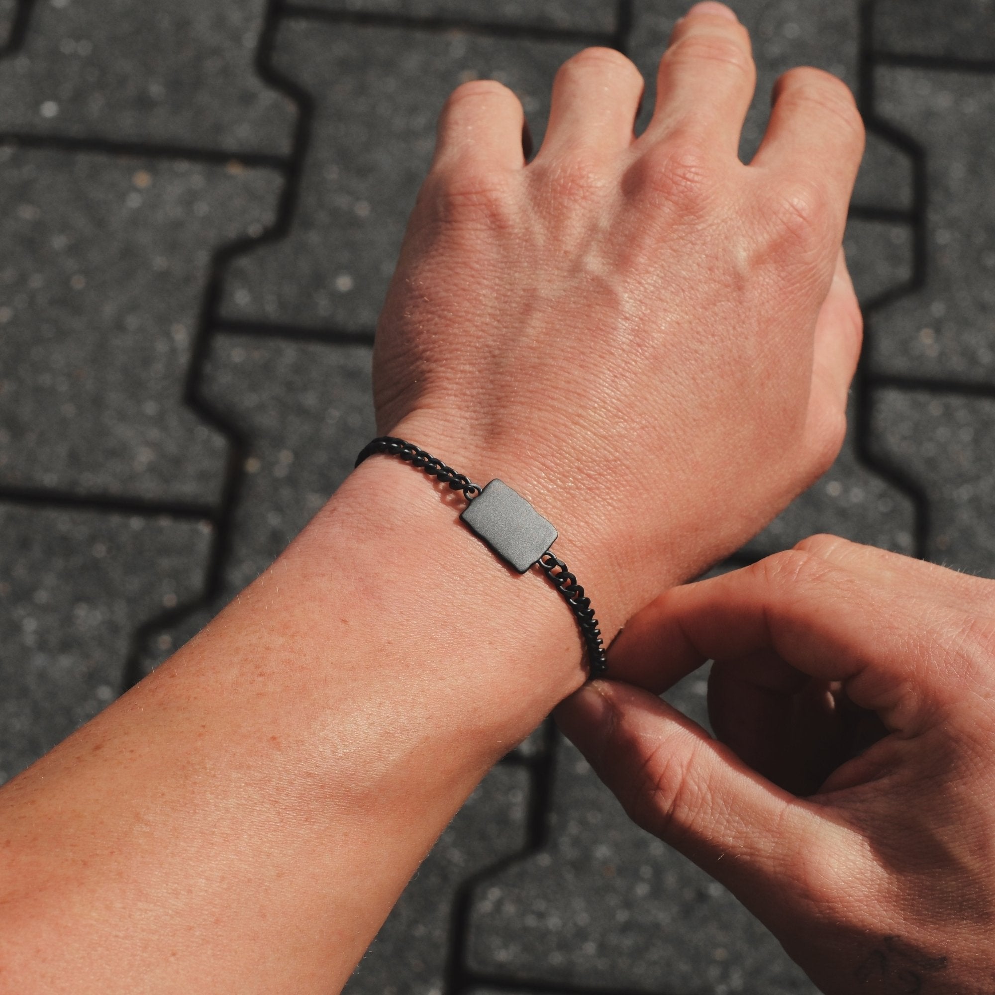 K12 - BLACK WAVY BRACELET