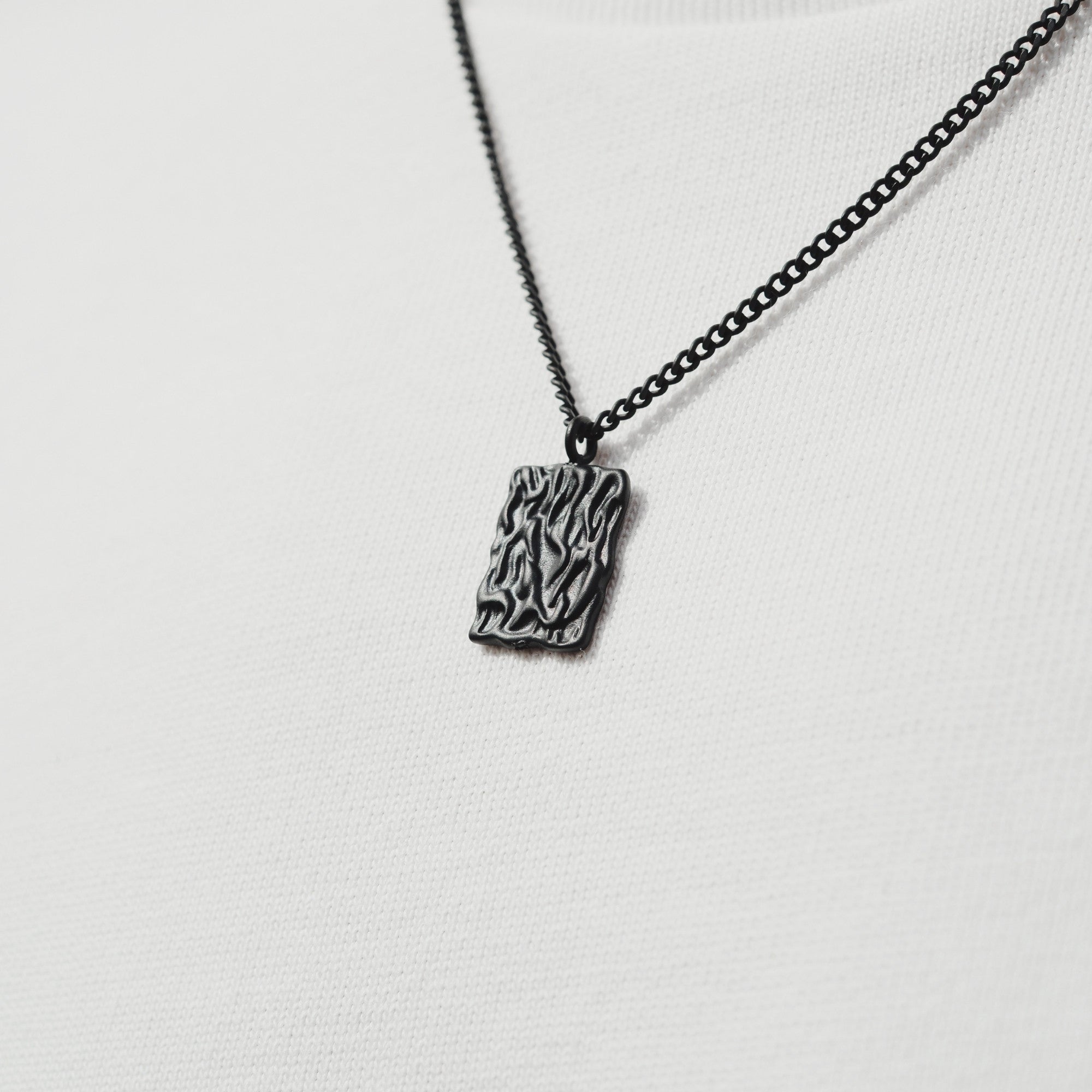 K12 - BLACK WAVY CHAIN