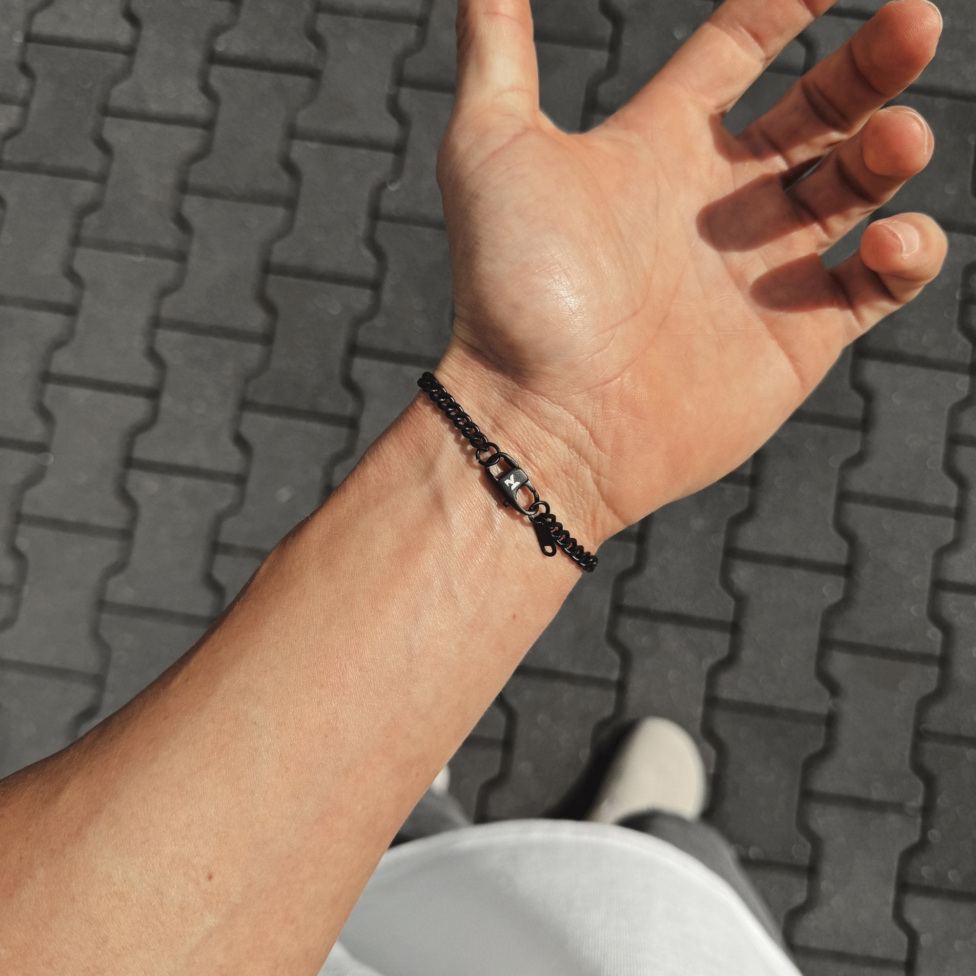 K12 - BLACK WAVY BRACELET